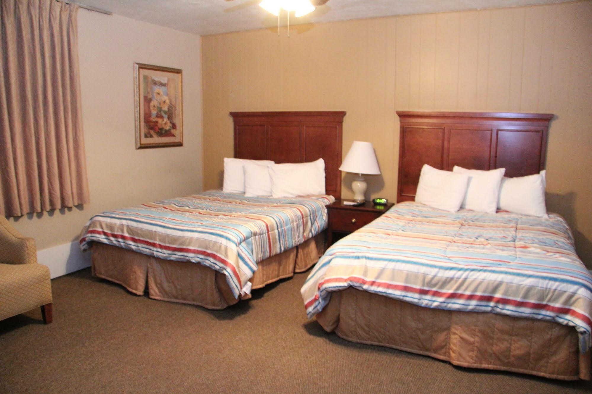 Green Acres Hotel Pittsfield エクステリア 写真