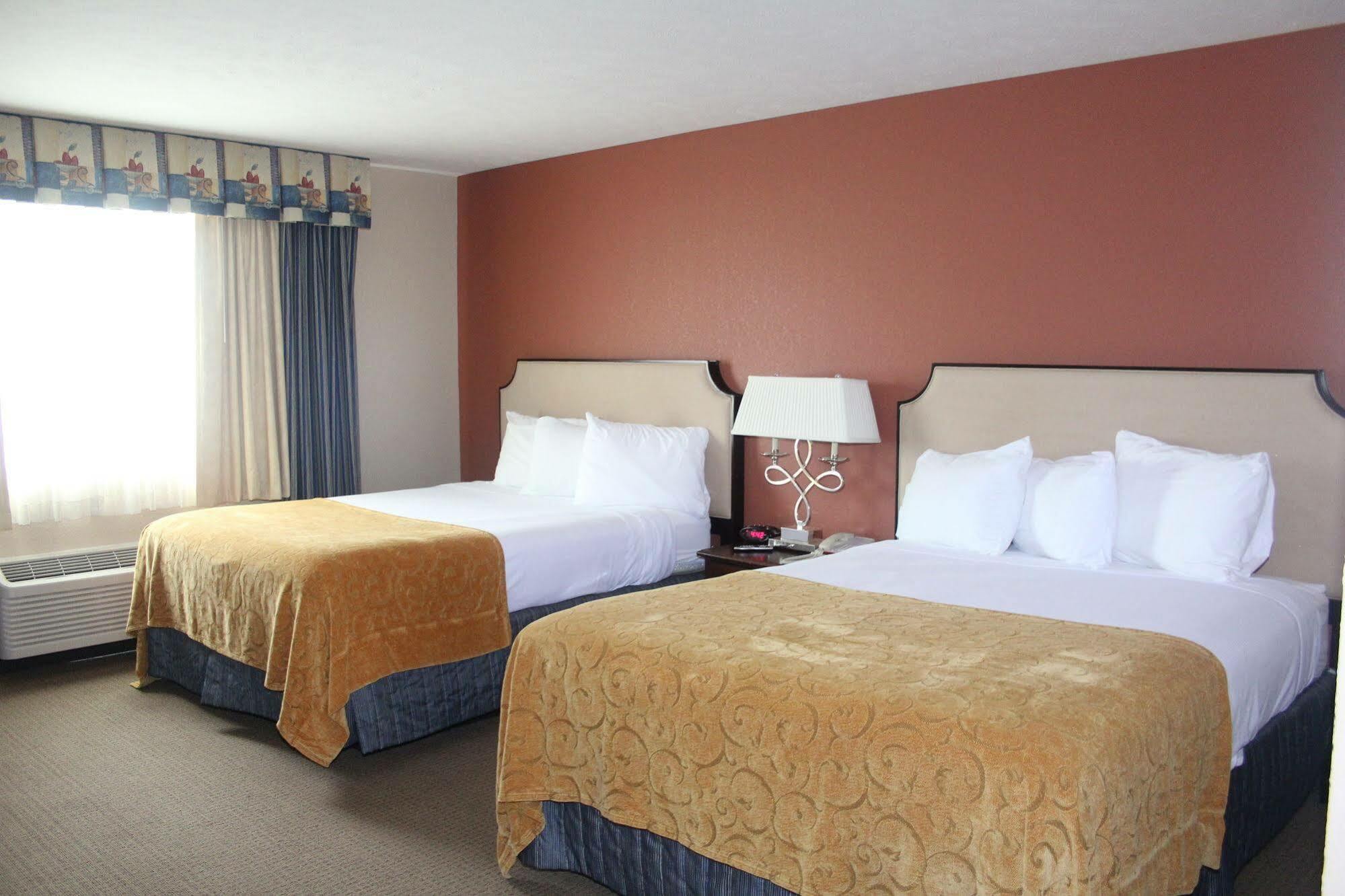 Green Acres Hotel Pittsfield エクステリア 写真