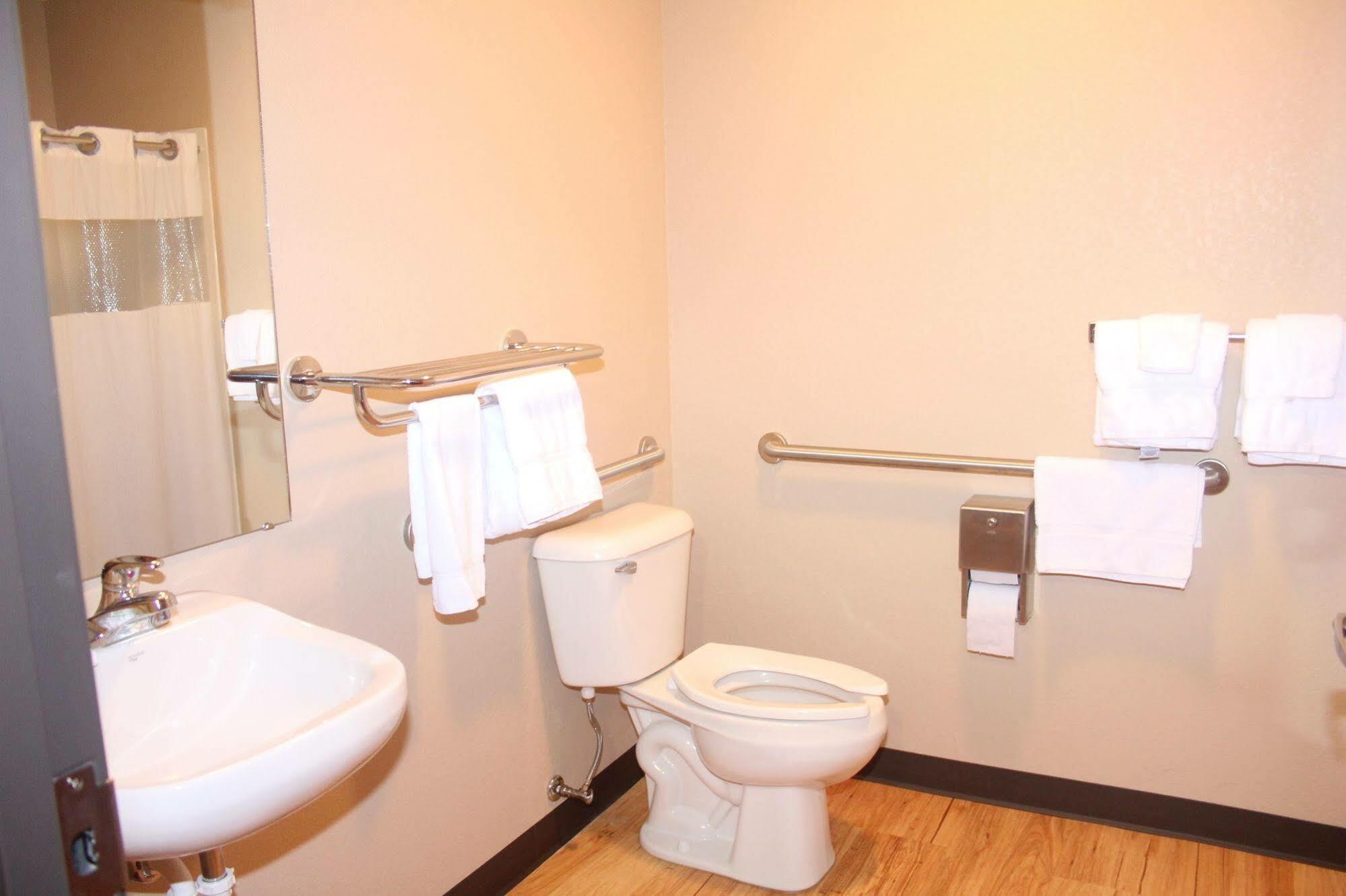 Green Acres Hotel Pittsfield エクステリア 写真