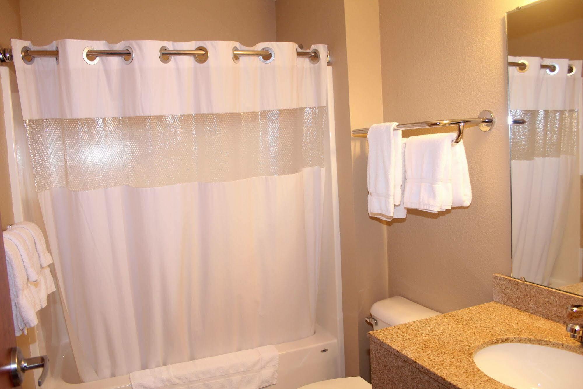 Green Acres Hotel Pittsfield エクステリア 写真