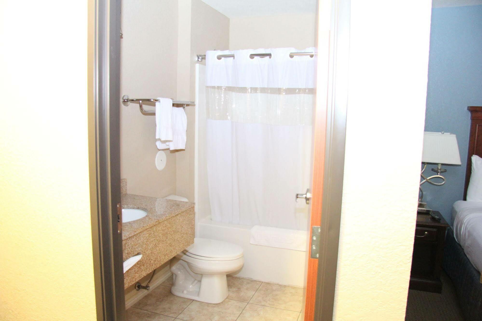 Green Acres Hotel Pittsfield エクステリア 写真