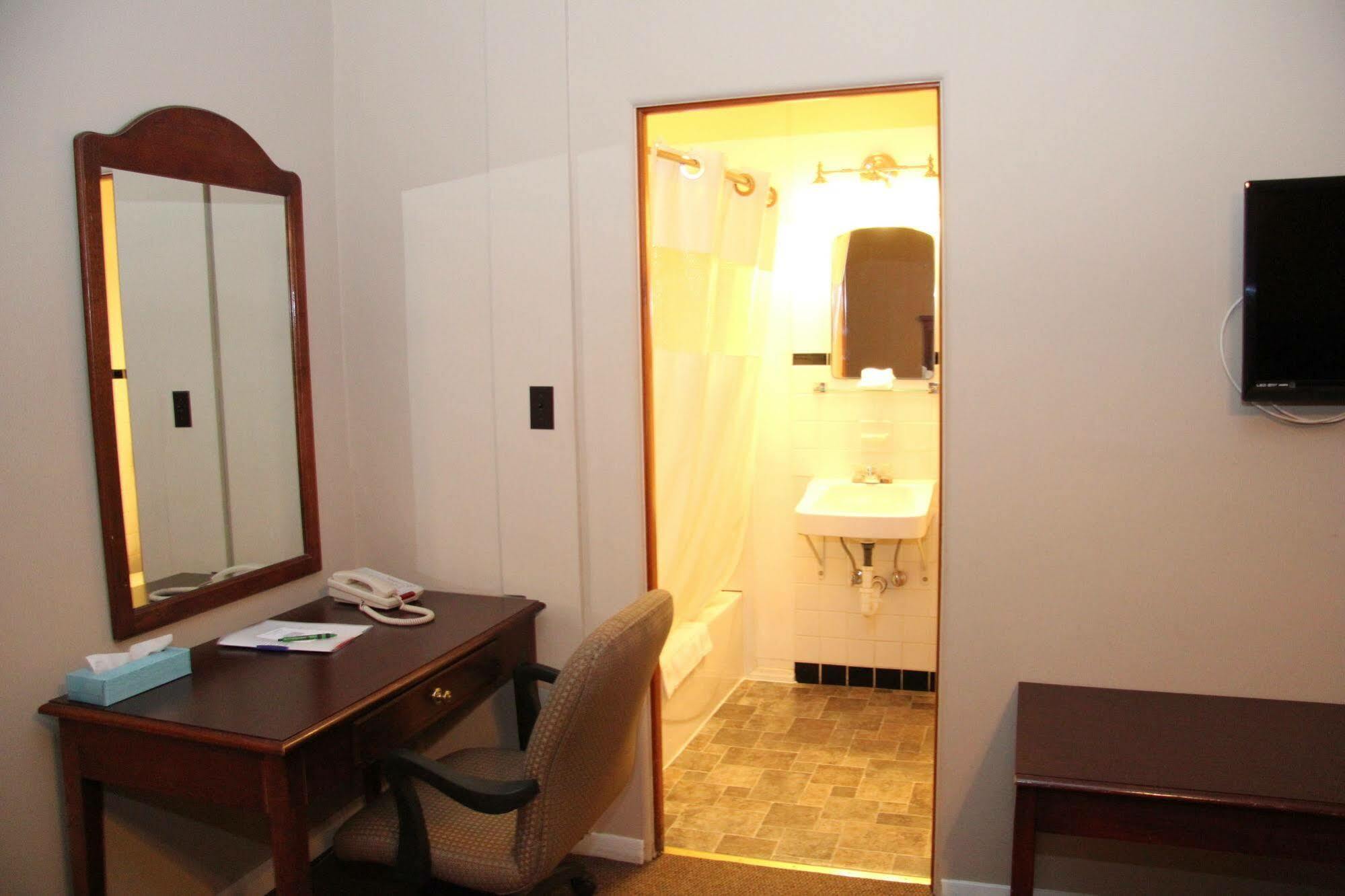 Green Acres Hotel Pittsfield エクステリア 写真