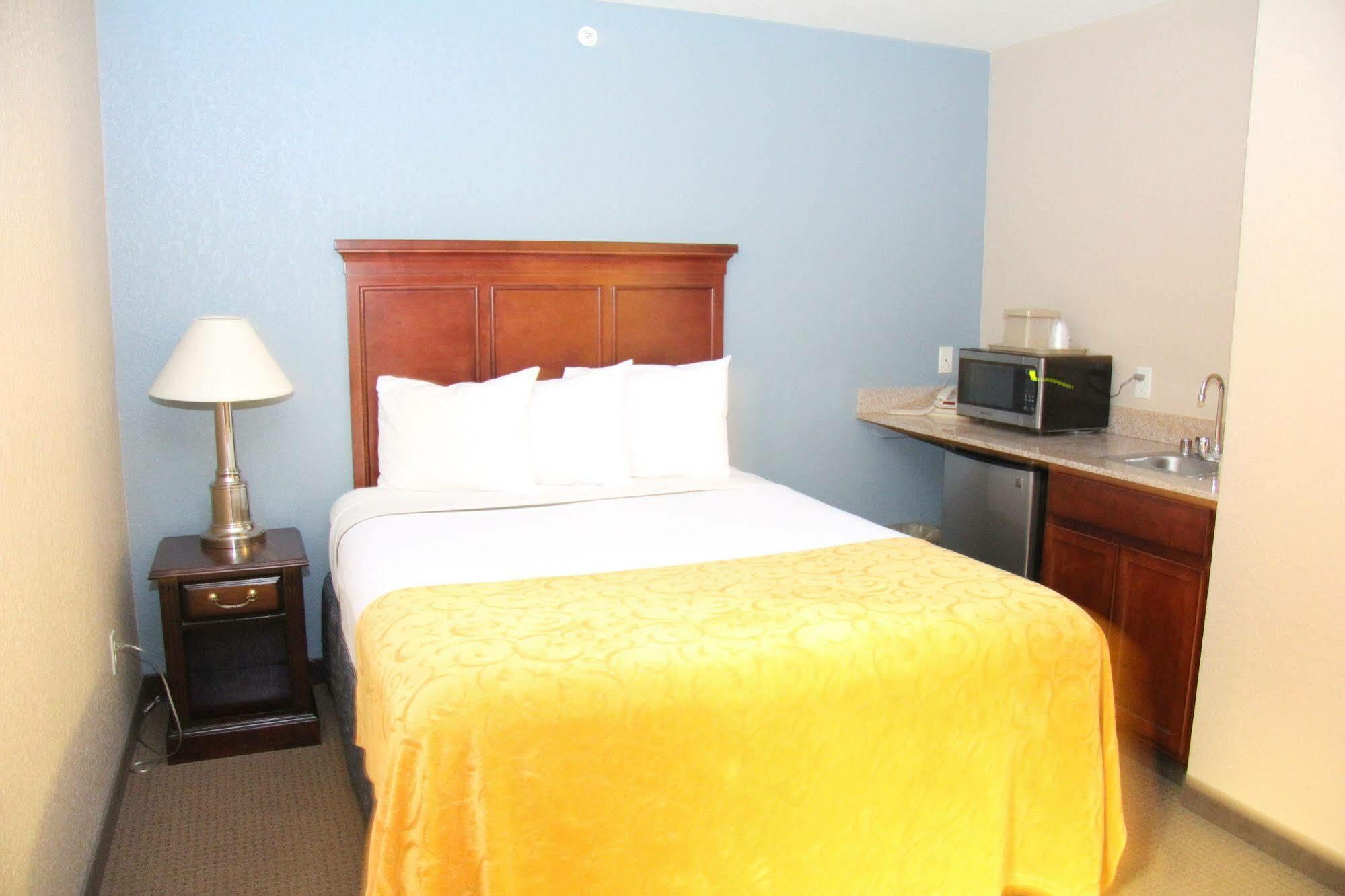 Green Acres Hotel Pittsfield エクステリア 写真